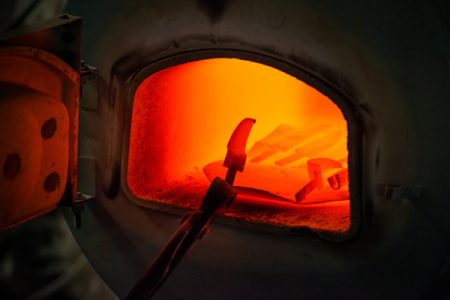Производство ножей, ложкорезов и другого инструмента для резьбы по дереву киевской компании BeaverCraft (Украина), а также других товаров для резьбы и резчиков по дереву, фото с производства, фото с завода, изготовление ножа, ложкореза, инструментов
