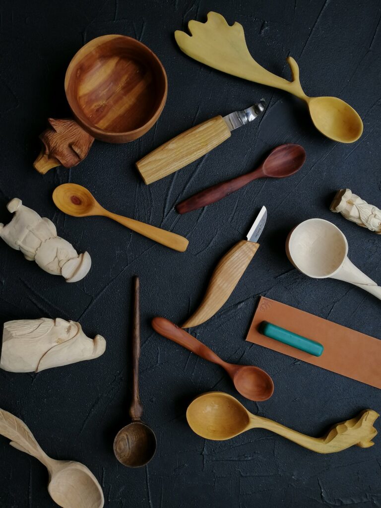 What is the difference between wood carving and whittling